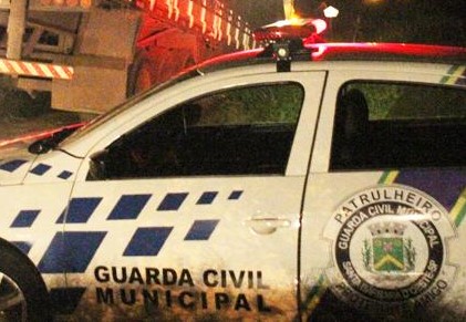 Guardas e suspeito ficam feridos em troca de tiros em motel