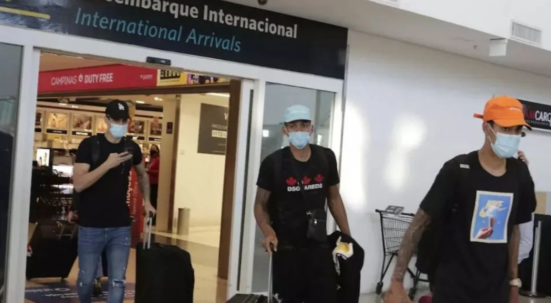 Jogadores brasileiros que fugiram da Ucrânia desembarcam em Viracopos