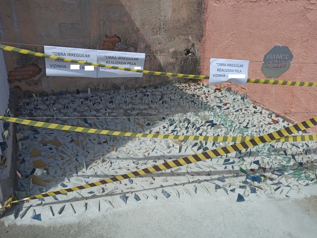 Moradora do Jd. Campos Elíseos instala cacos de vidro na calçada