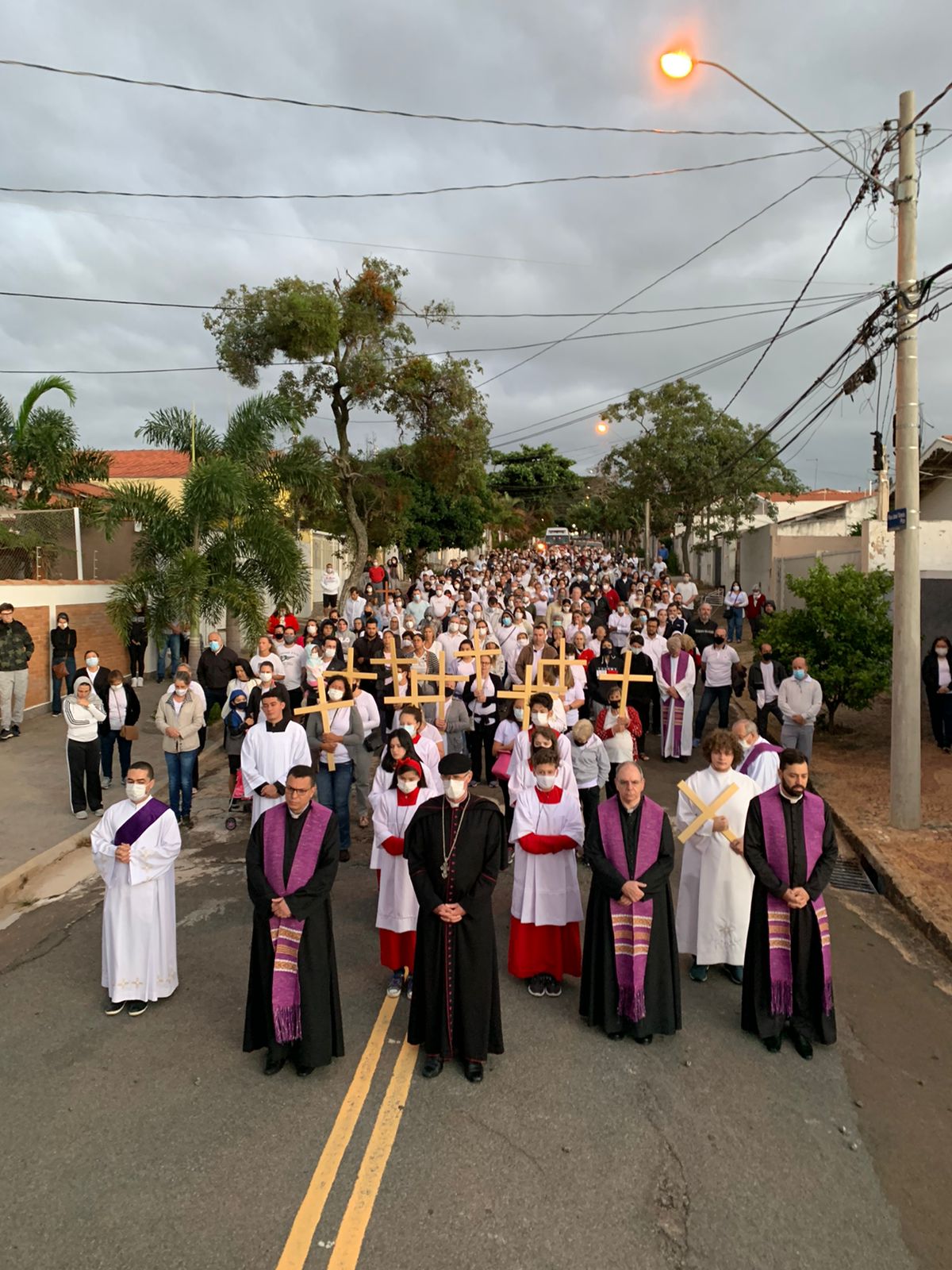 Caminhada da Sexta-feira Santa reúne 800 fiéis em paróquia