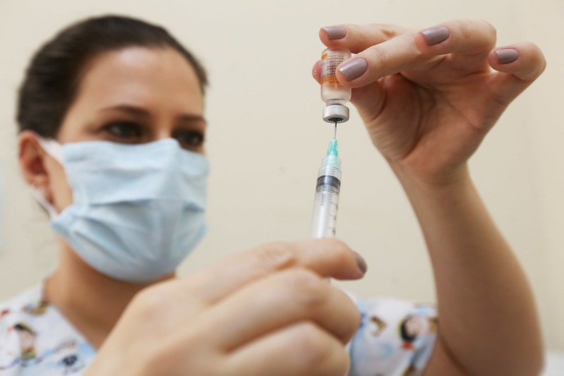Americana começa a aplicar 4ª dose da vacina da covid para maiores de 50 anos
