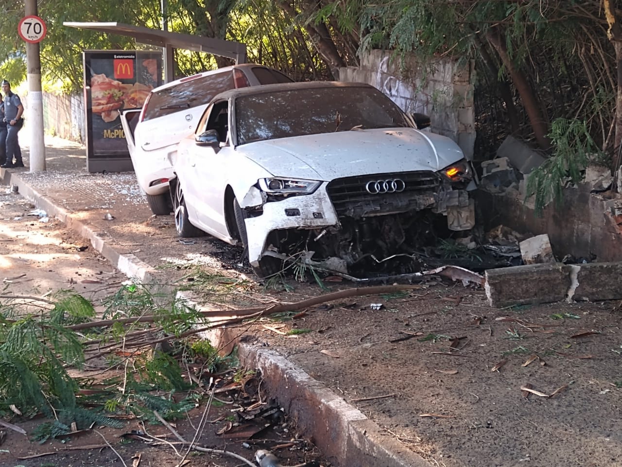 Carros “atravessam” Moraes Sales e colidem contra muro