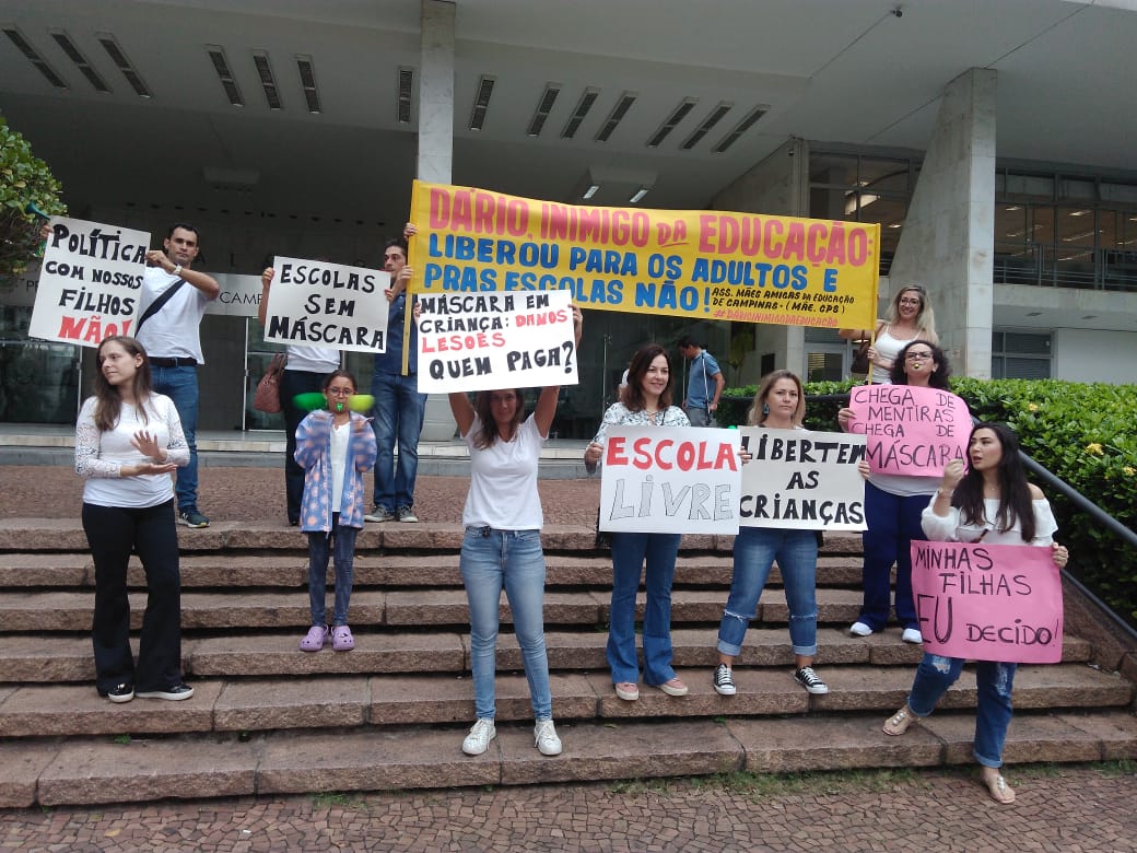 Grupo protesta contra uso de máscaras em escolas de Campinas