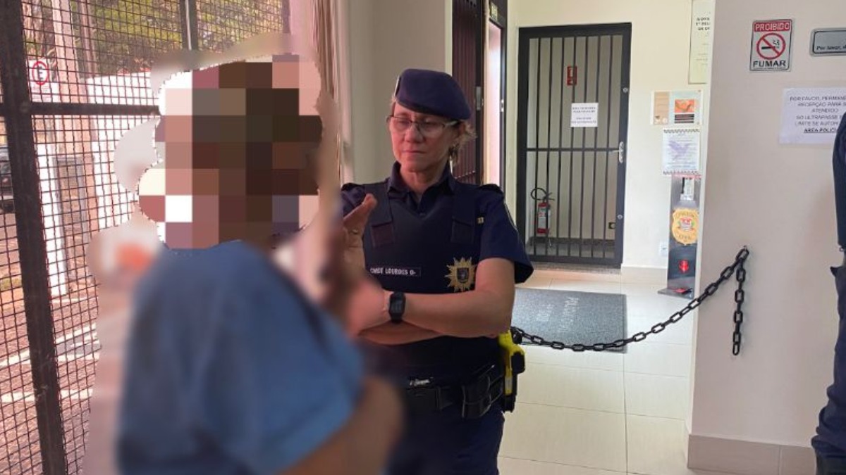 Mulher acusa ex-companheiro de arremessar faca contra ela