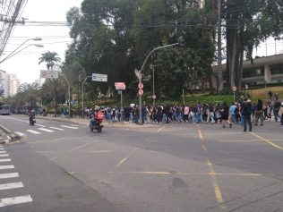 Aprendizes protestam em Campinas contra MP que pode impactar contratações