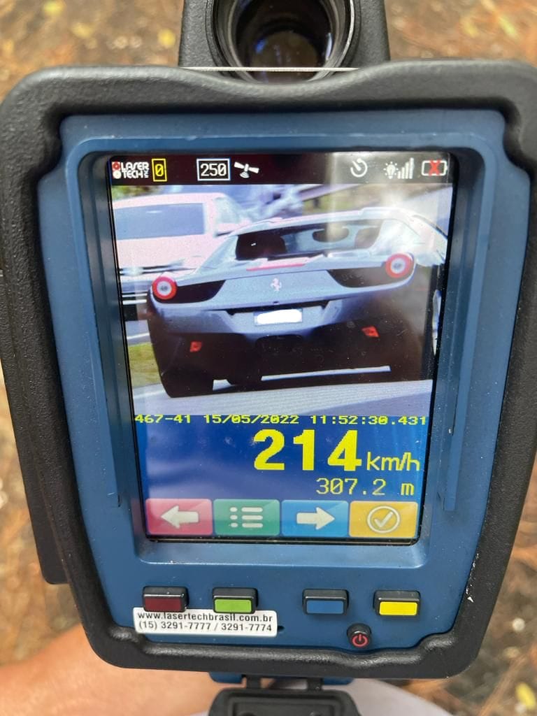 Ferrari é flagrada a 214 km/h em operação contra rachas em rodovia da região