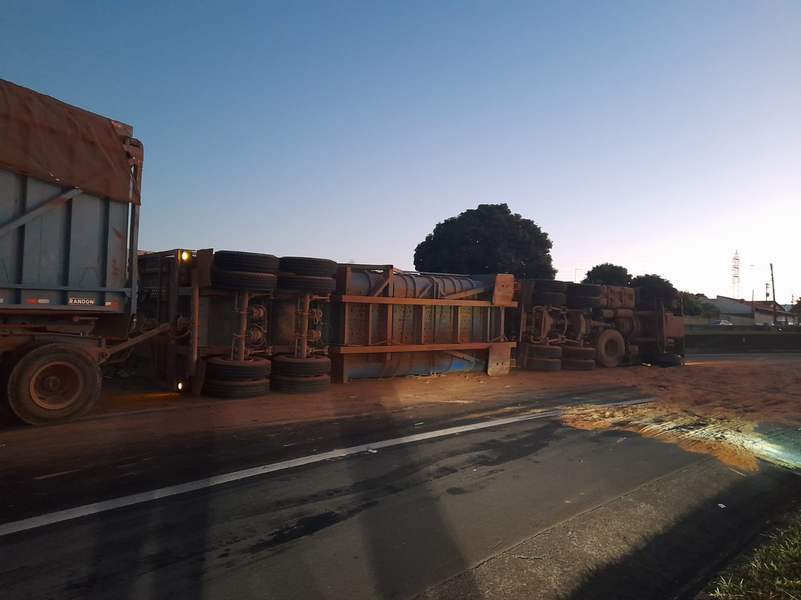 Caminhão carregado com cana picada tomba na alça de acesso da SP-304