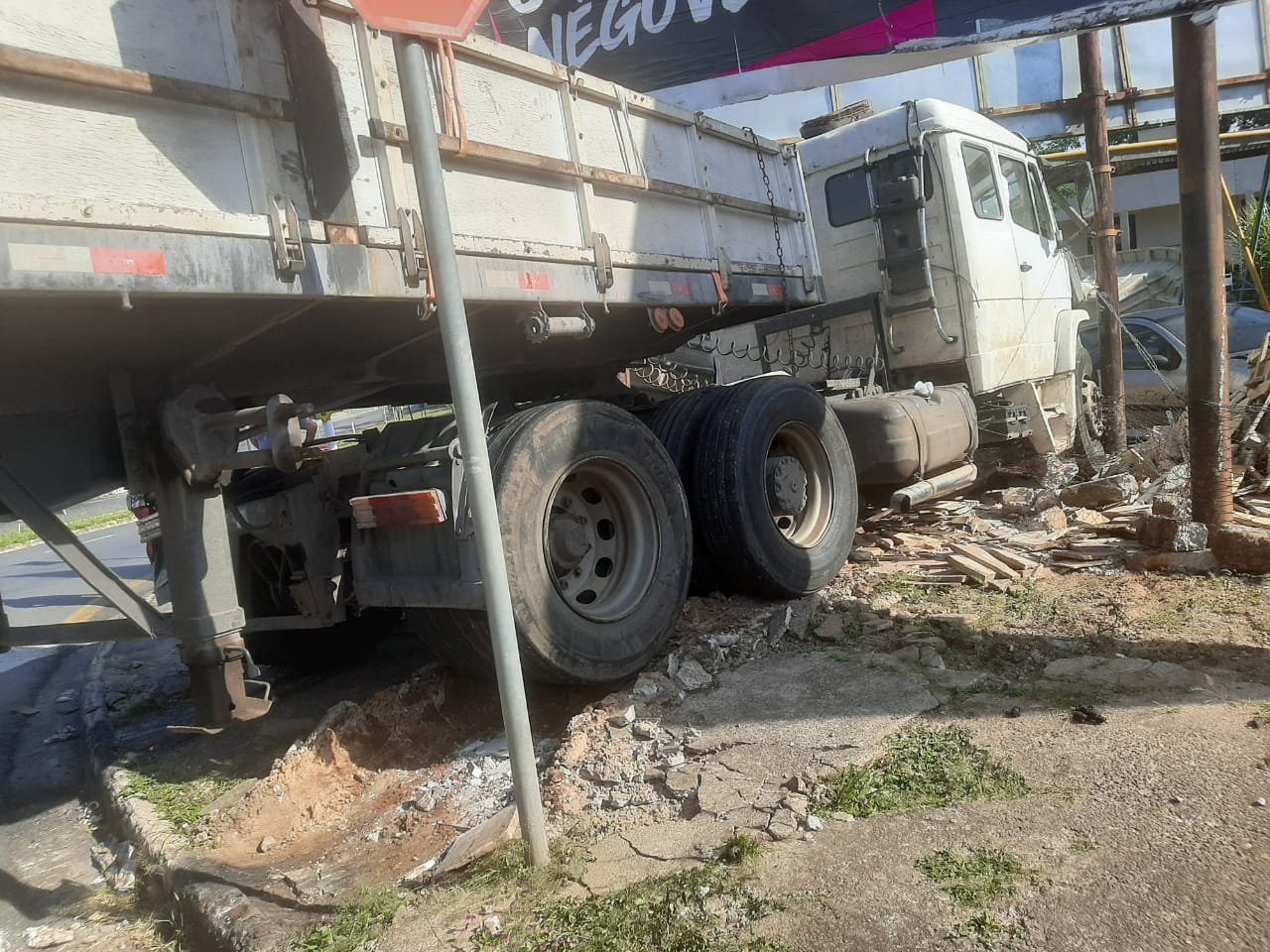 Para não atingir carros, motorista de caminhão sem freio invade loja