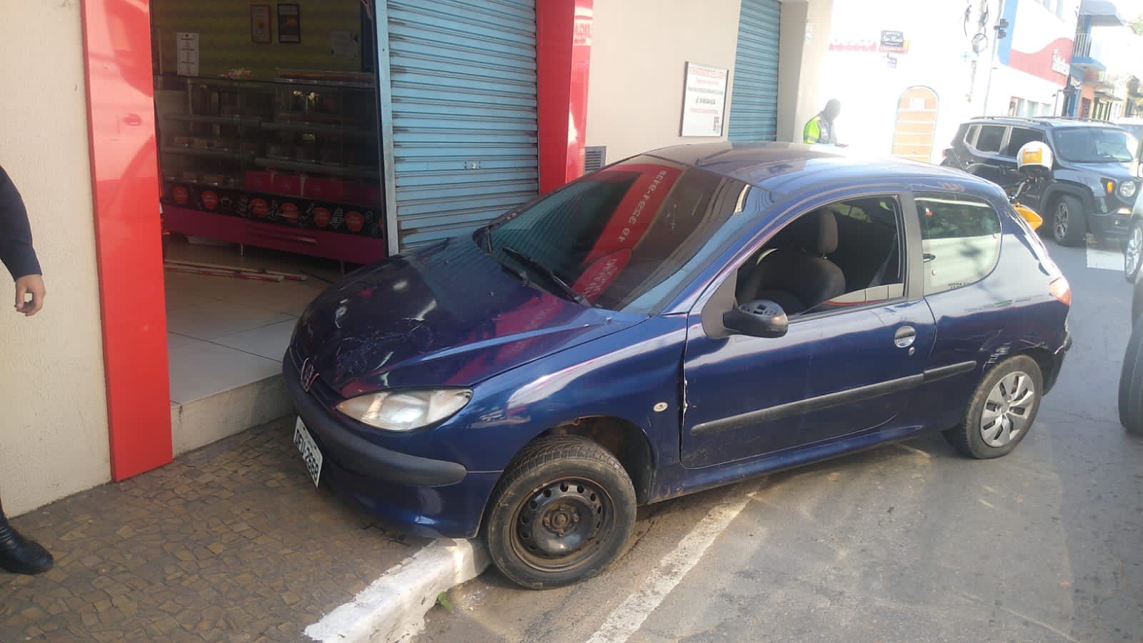 Motorista perde controle de carro e atropela homem na calçada em Sousas