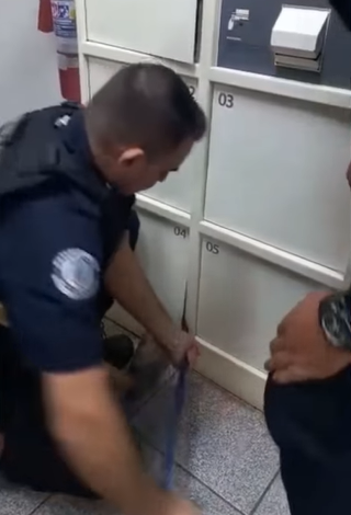 Criança fica presa dentro de guarda-volumes de banco em Holambra