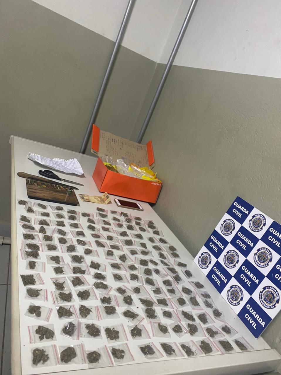 Guarda de Capivari apreende drogas, veículo e anotações do tráfico no Moreto