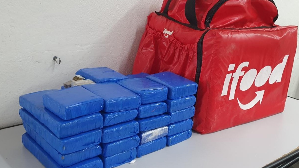 Motociclista é preso com maconha escondida em mochila de delivery