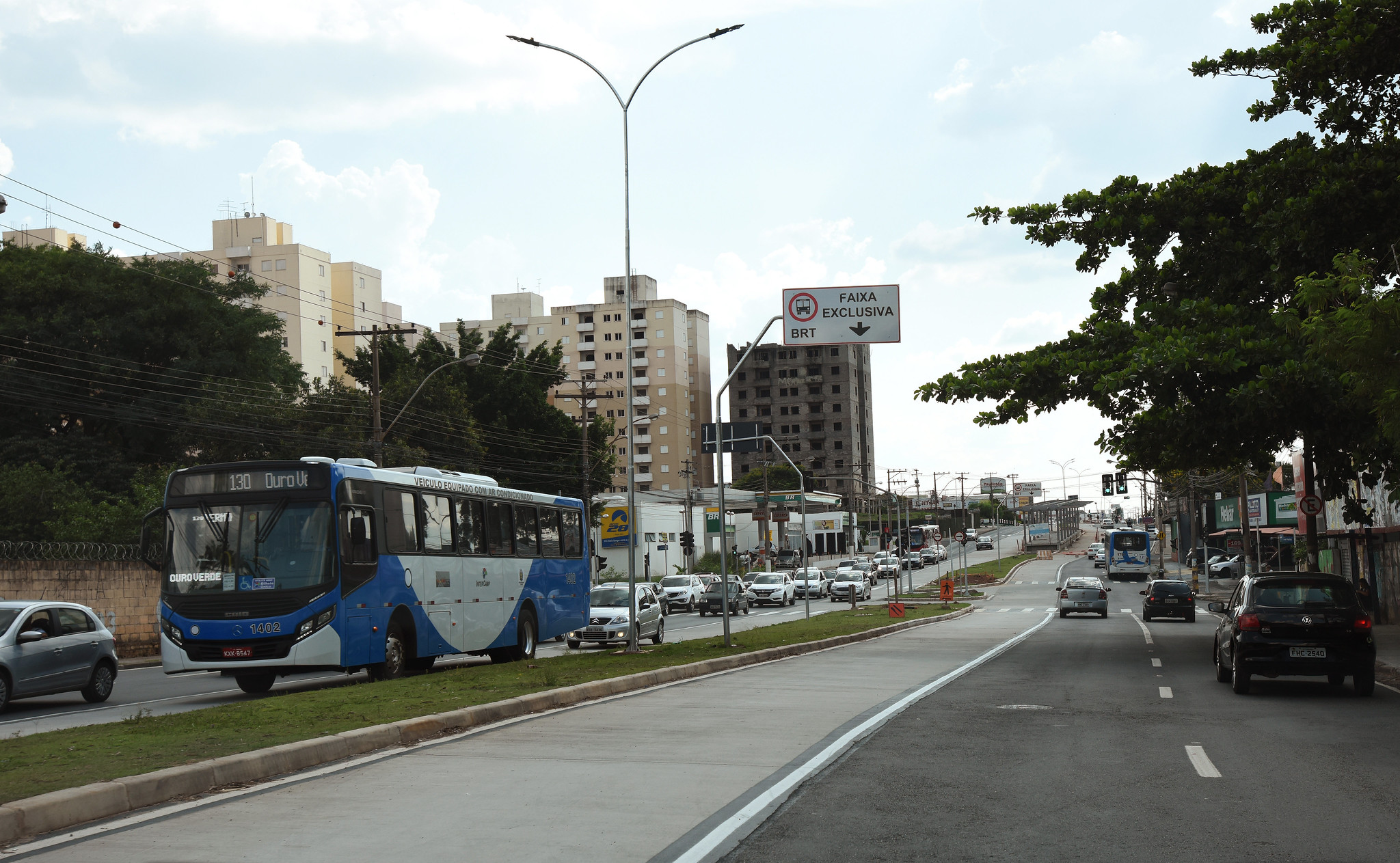 Motociclista fica ferido após colisão em ônibus