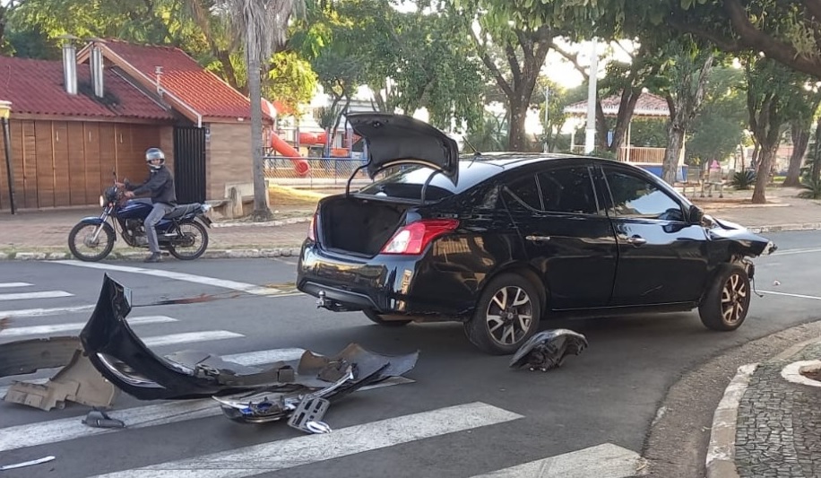 Motorista fica ferido após capotar carro em Americana