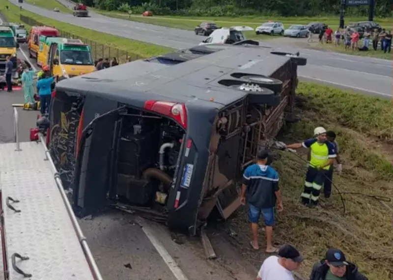 Motorista: para-choque de ônibus caiu e causou acidente com sertanejos
