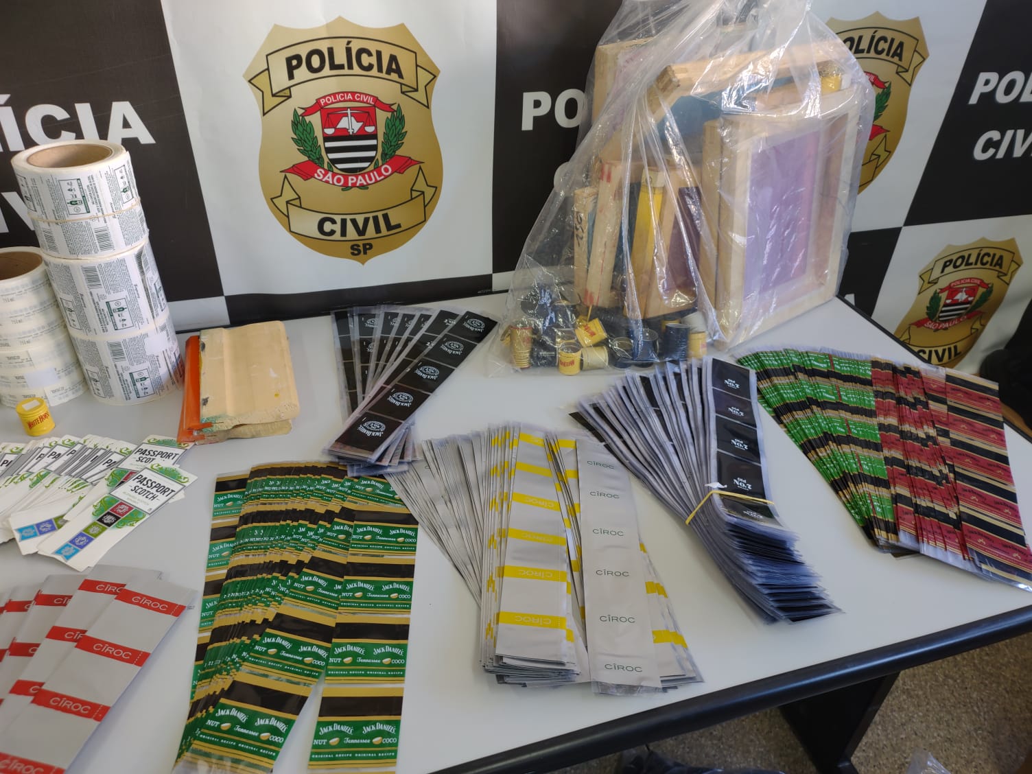 Polícia Civil realiza operação contra esquema de falsificação de bebidas