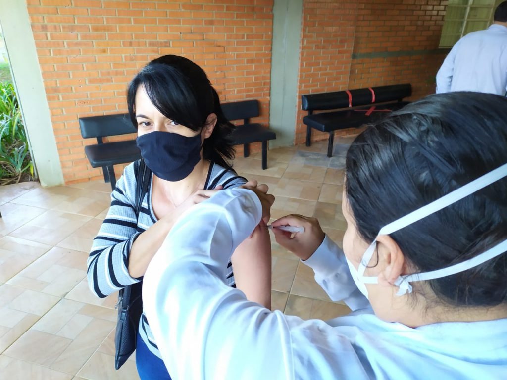 Sorocaba aplica dose de reforço contra covid-19 para adolescentes