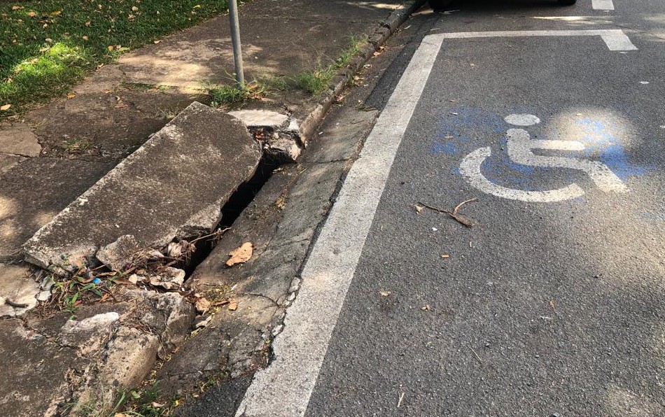 Vaga de estacionamento para cadeirante está em frente de bueiro em Campinas
