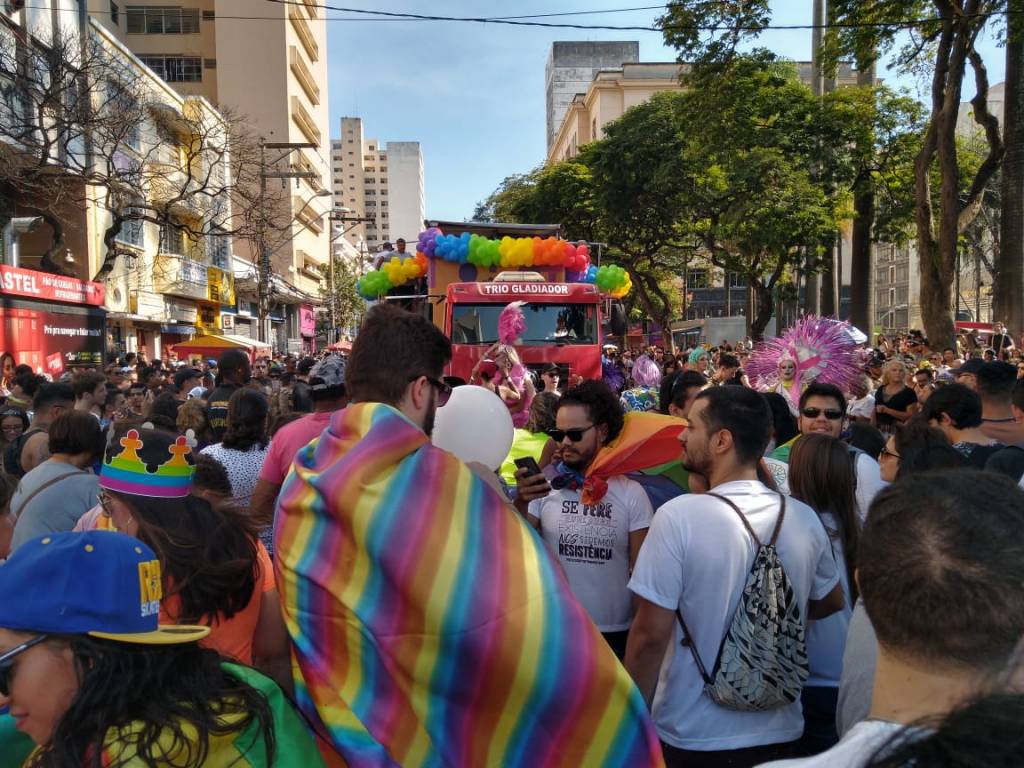 Parada do Orgulho LGBTQIAP+ recebe milhares de pessoas na região central