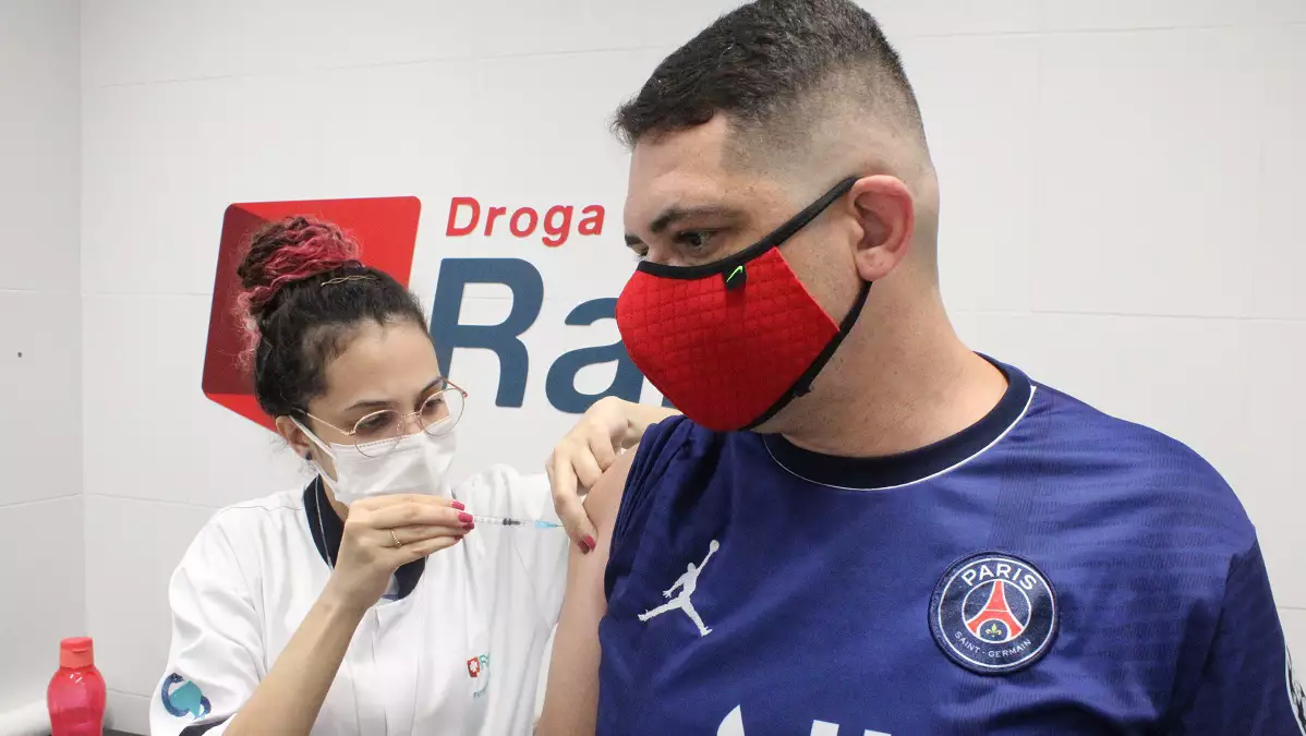 Baixa adesão à vacina da covid entre adolescentes preocupa Americana