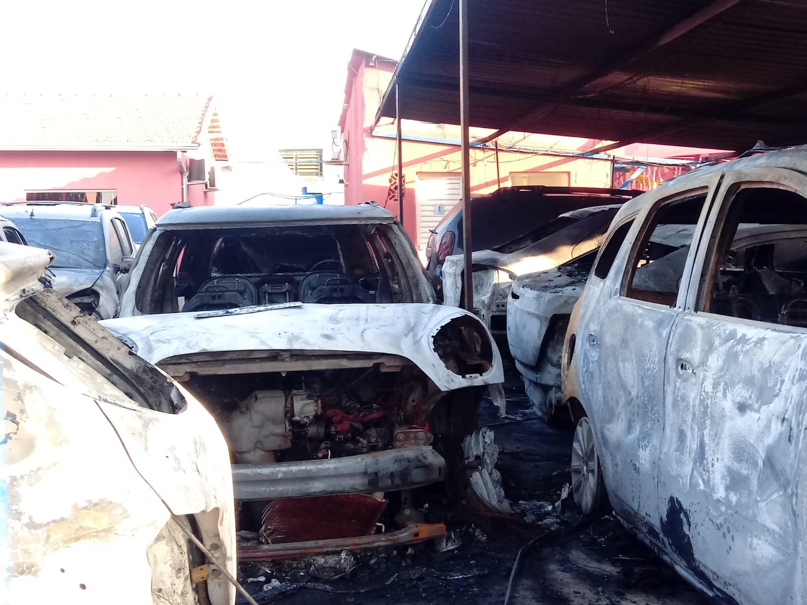 Incêndio criminoso destrói veículos numa loja de seminovos de Campinas