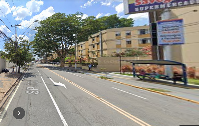 Mulher é arrancada do carro por assaltante em supermercado