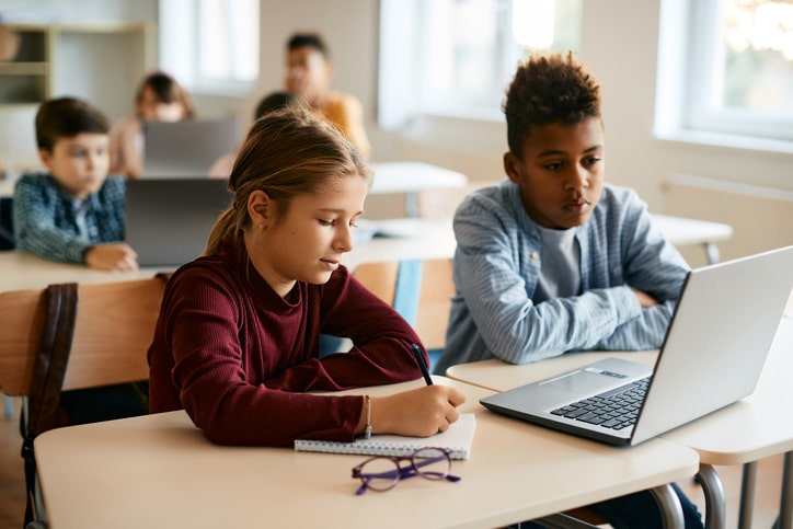 Os desafios e as oportunidades de conectar tecnologia e educação