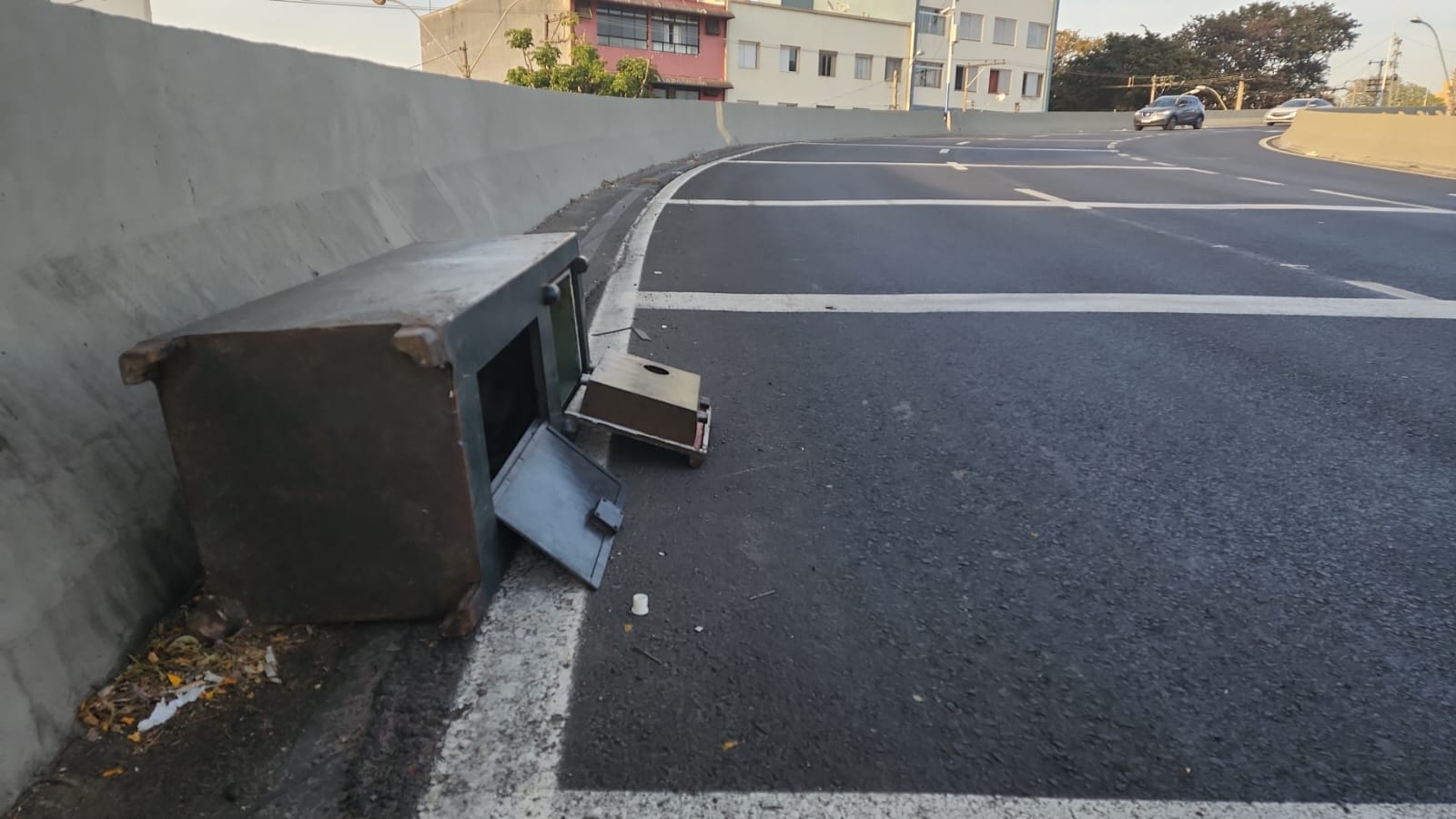 Cofre aberto e vazio é encontrado no Viaduto Cury
