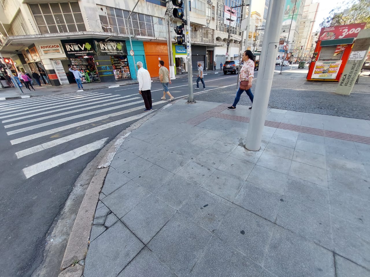 Mais de cinco anos após revitalização, Glicério tem problemas nas calçadas