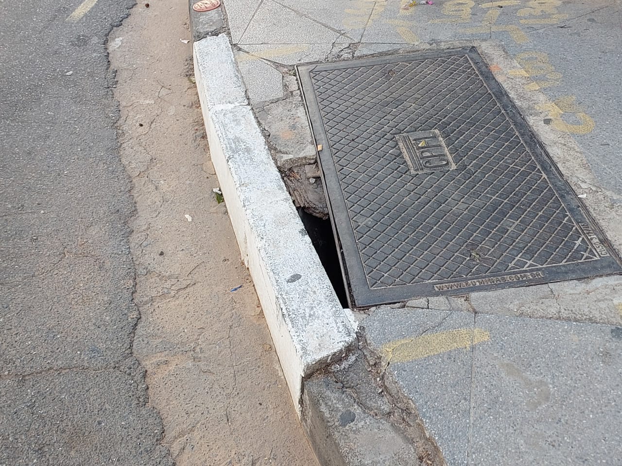 Mais de cinco anos após revitalização, Glicério tem problemas nas calçadas