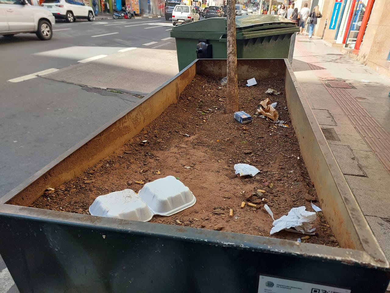 Mais de cinco anos após revitalização, Glicério tem problemas nas calçadas