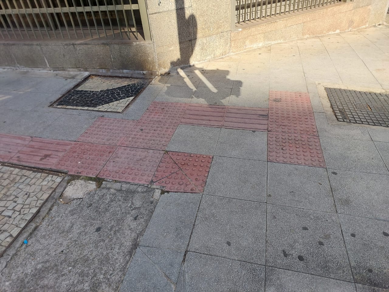 Mais de cinco anos após revitalização, Glicério tem problemas nas calçadas
