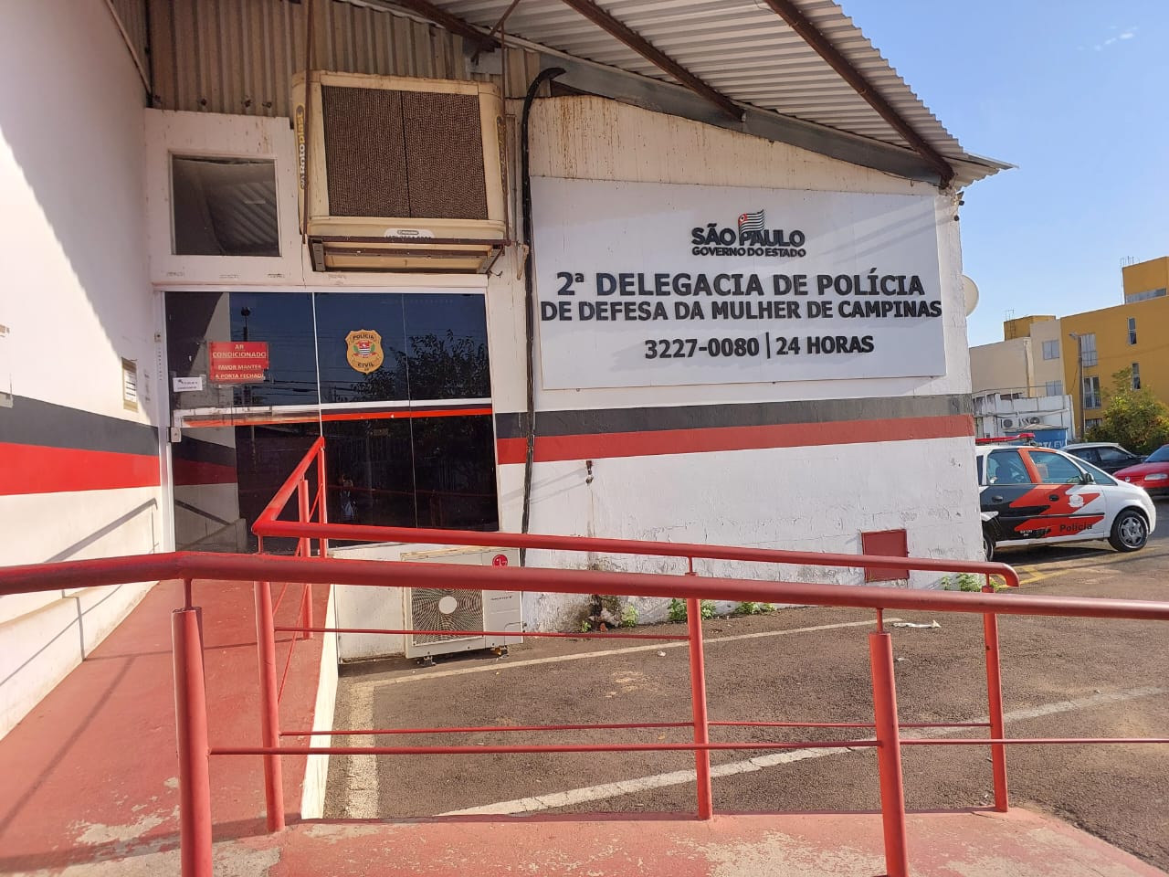 Mulher é morta por homem encapuzado após esfaquear marido em briga