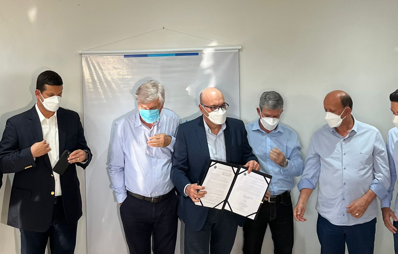 Prefeito assina TAC para reforma do Hospital Mário Gattinho