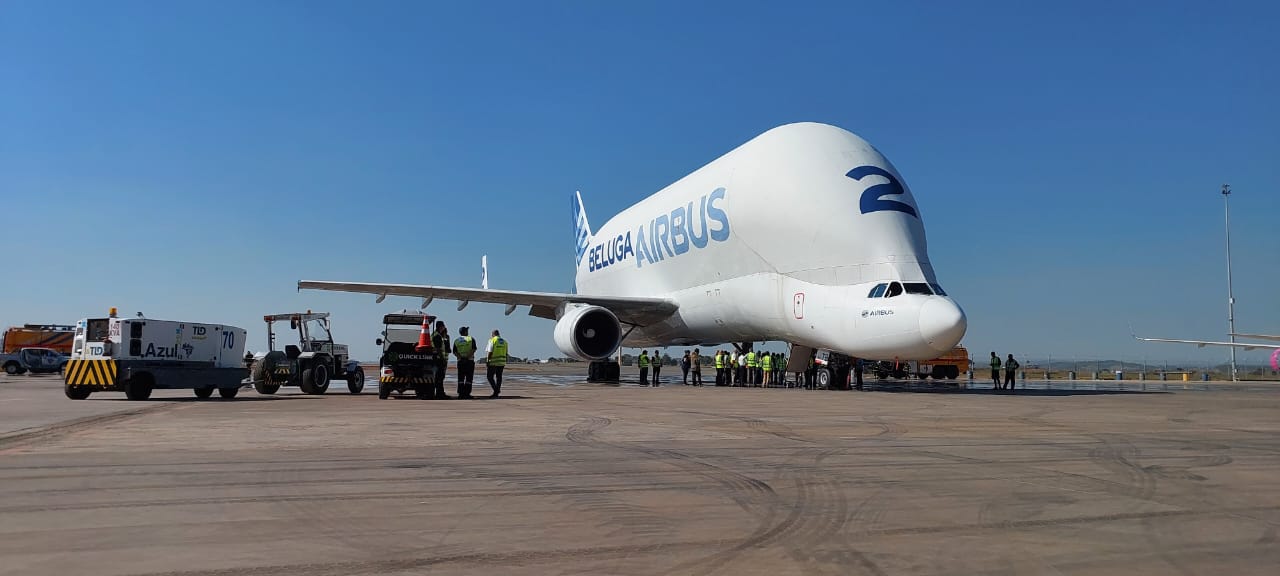 Maior cargueiro do mundo, AirBus Beluga pousa em Viracopos