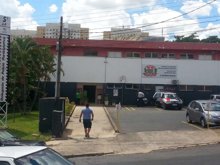 Bandidos roubam carro de mulher após deixar filho em berçário de Campinas