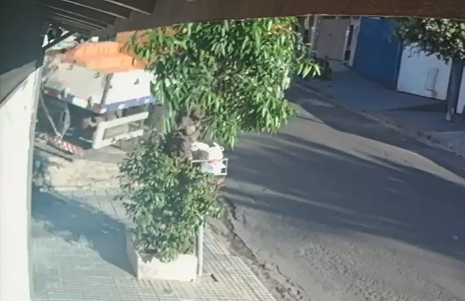 Caminhão carregado com tijolos atinge casa em Indaiatuba; veja circuito