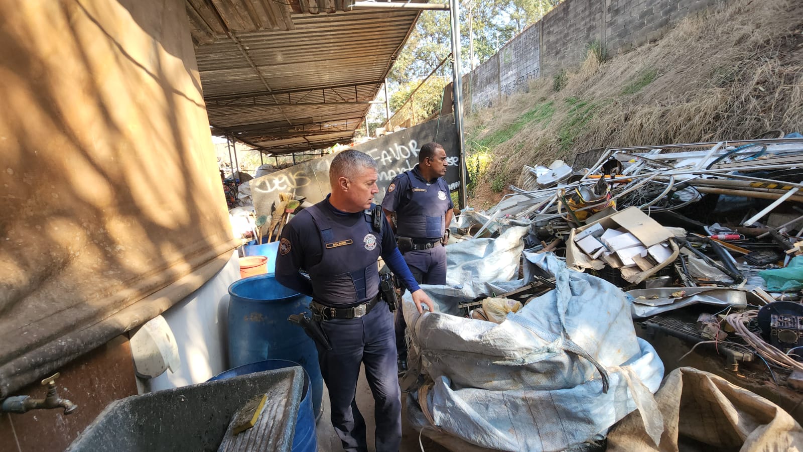 Força-tarefa fecha ferro velho que não tinha alvará para funcionar em Limeira