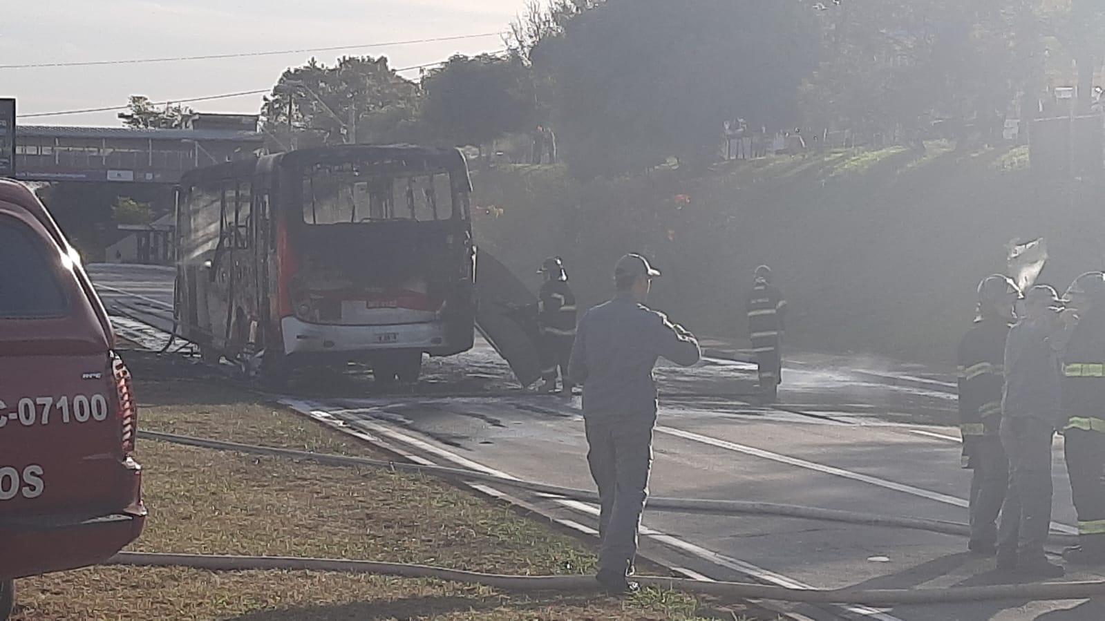 Ônibus pega fogo e interdita pista da Av. Lix da Cunha