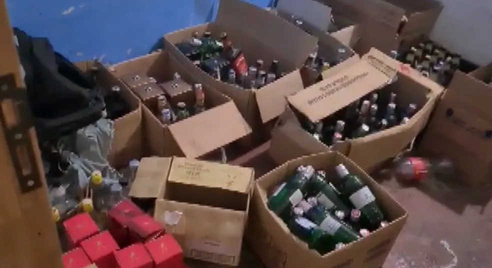 PM encontra 1,1 mil garrafas de bebidas falsas em Sumaré