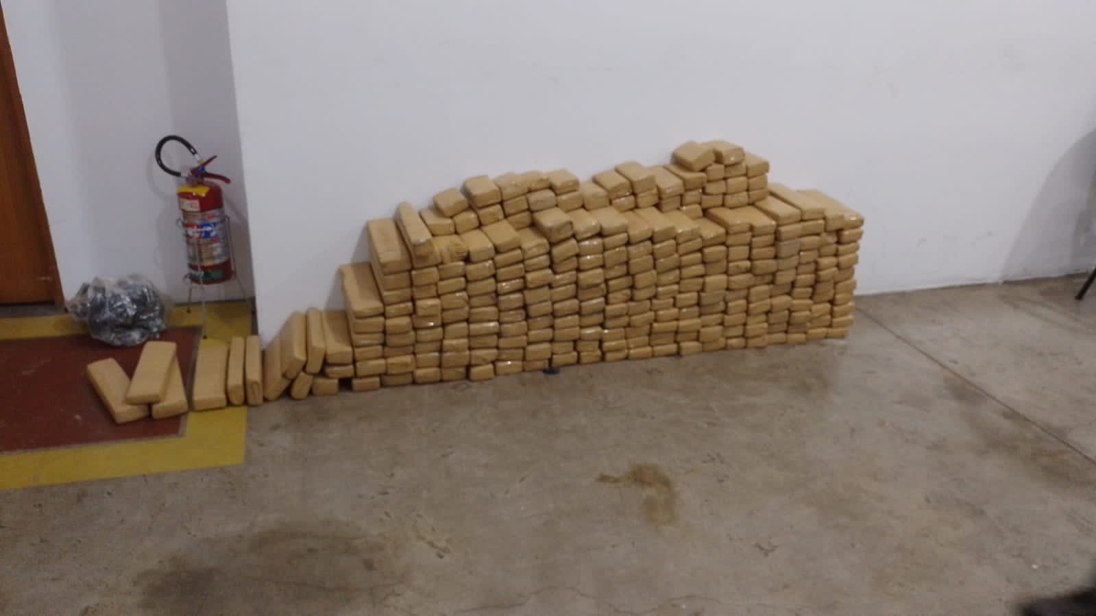 Polícia apreende 239 tijolos de maconha dentro de carro em Campinas