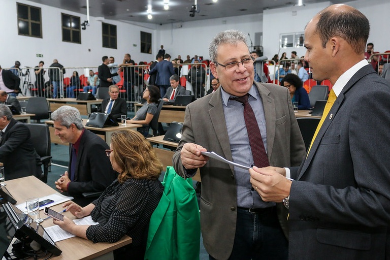 Na sessão que marcou volta de Zé Carlos, Câmara aprova homenagens