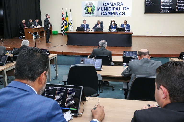 Depois de semanas de pautas frias, Câmara tem vários projetos a discutir hoje