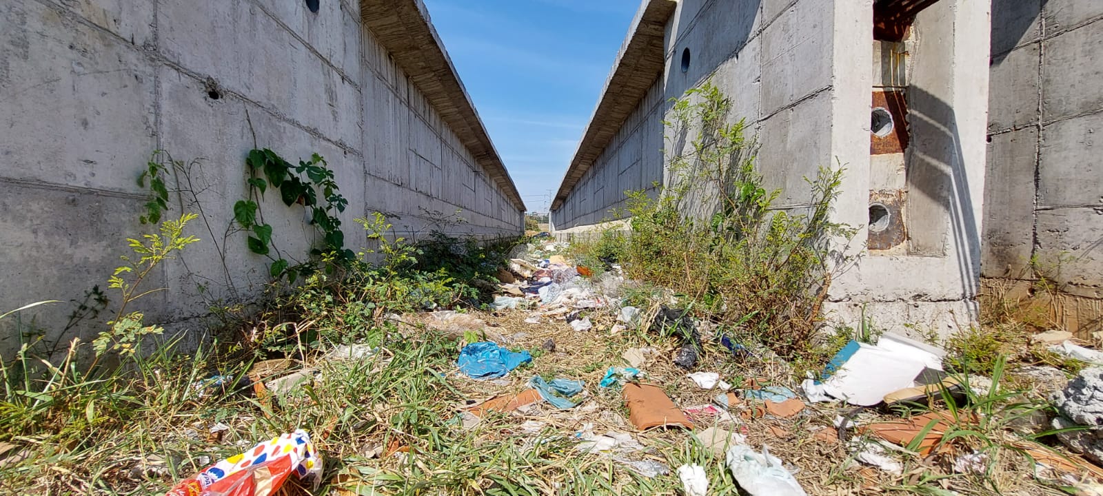 Vigas de futuros viadutos do BRT viram ponto de descarte de lixo