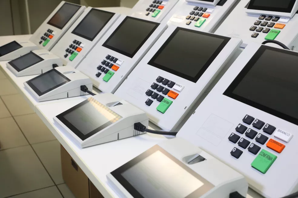 Cartórios eleitorais fazem transporte e testes das urnas eletrônicas