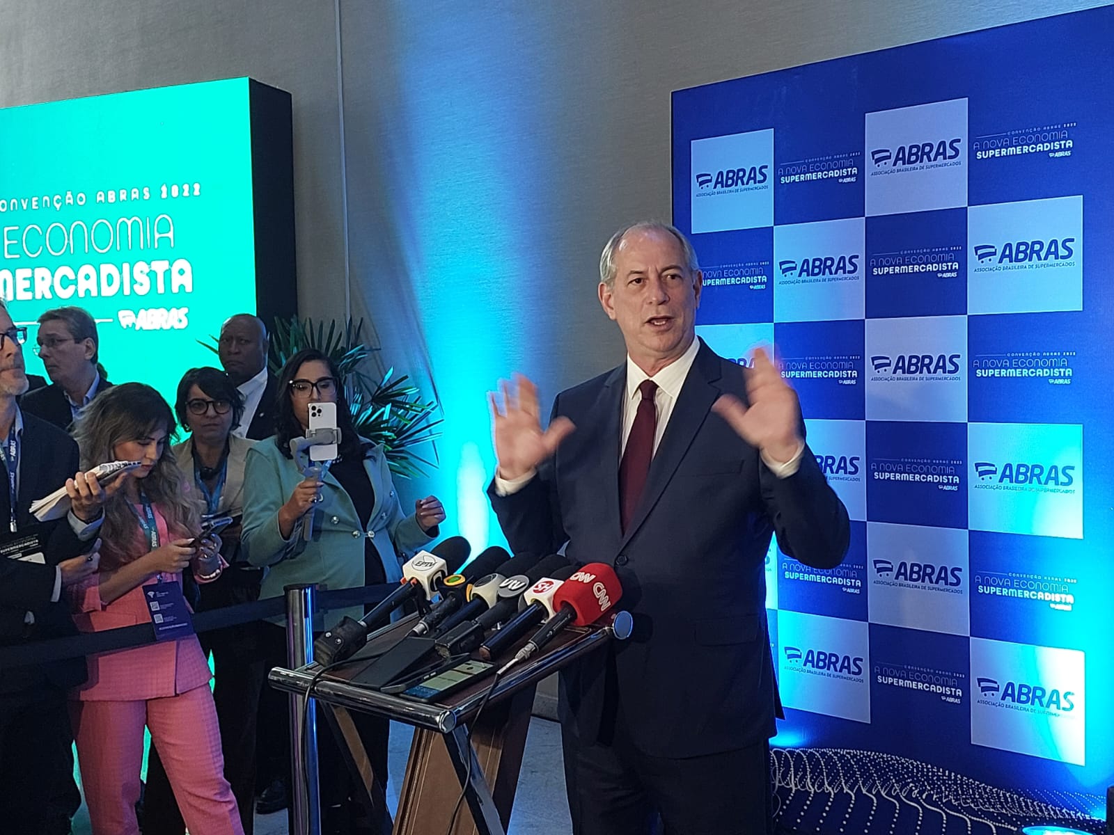 Ciro ironiza apoio de ex-candidatos a Lula e nega racha no PDT