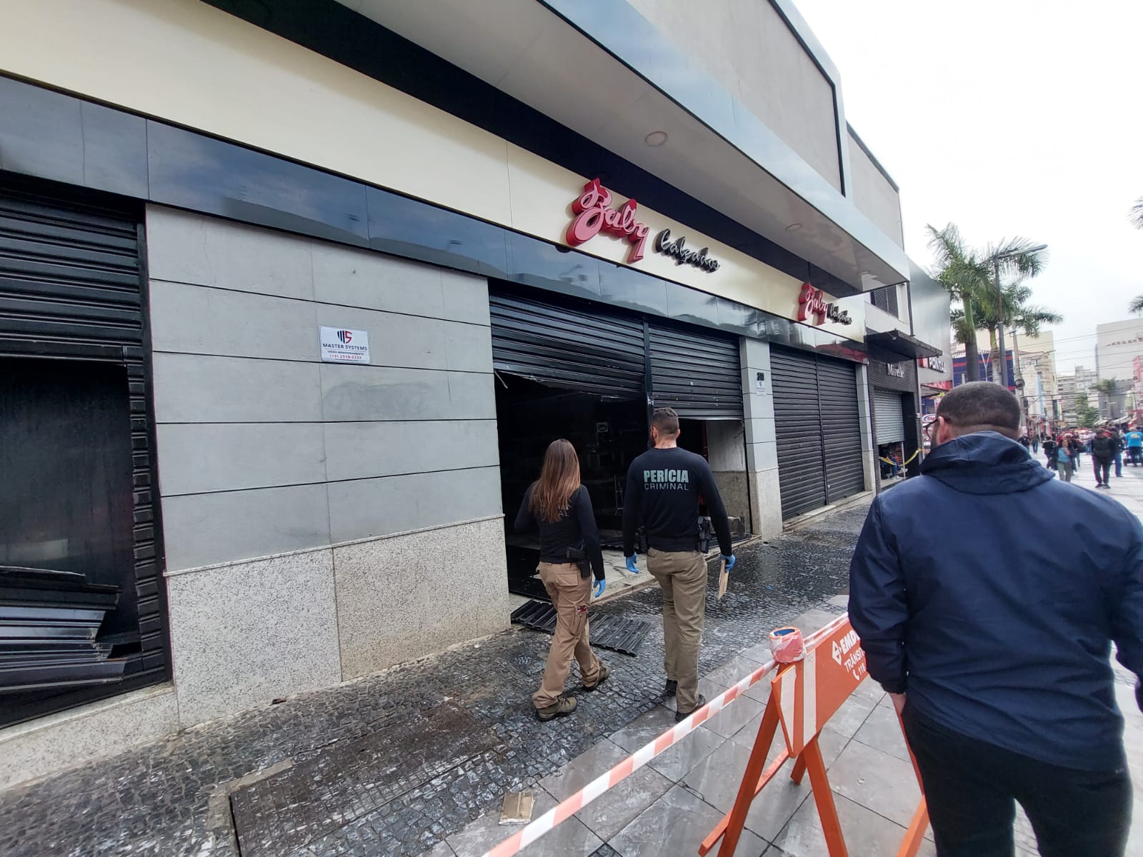 Dia seguinte ao incêndio tem trabalhos de autoridades e lamentos
