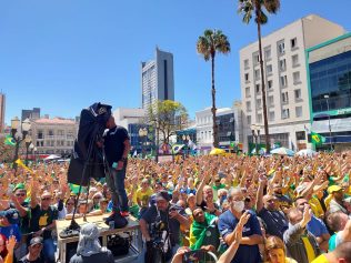 Em comício em Campinas, Bolsonaro rebate Lula após ser chamado de ignorante