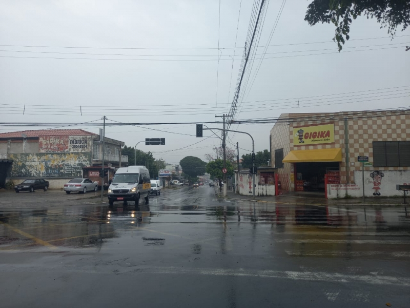 Temporal derruba árvores, tendas de festa e forro de supermercado cai em Hortolândia