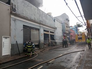 Incêndio atinge depósito no centro de Campinas